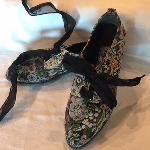 Women’s size 12 Brocade Shoe, multicolored